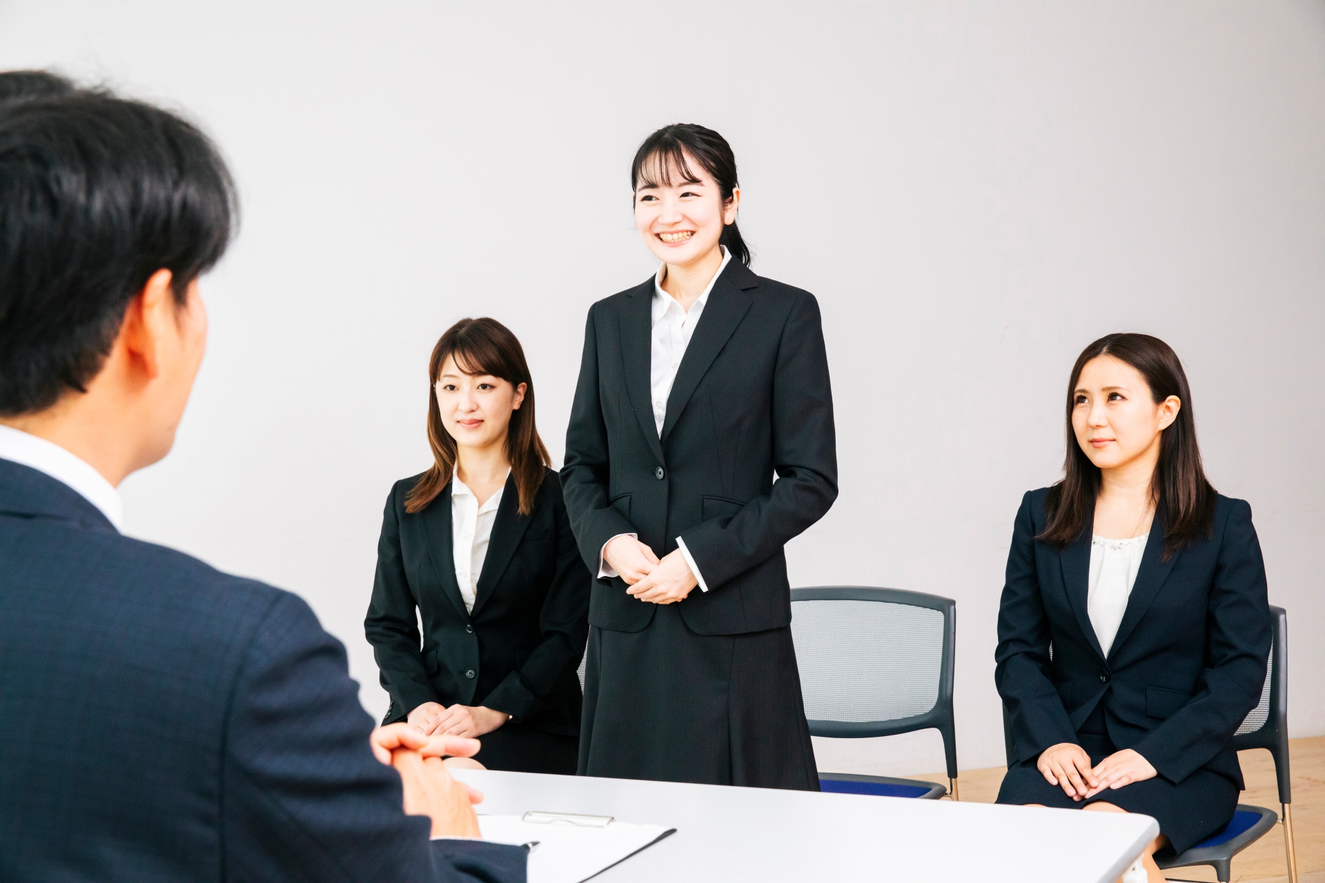 逆質問する女性