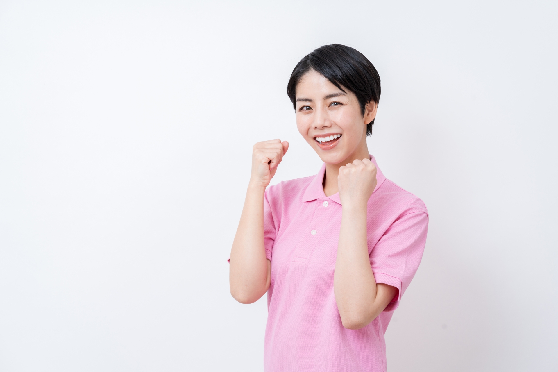 ガッツポーズする女性
