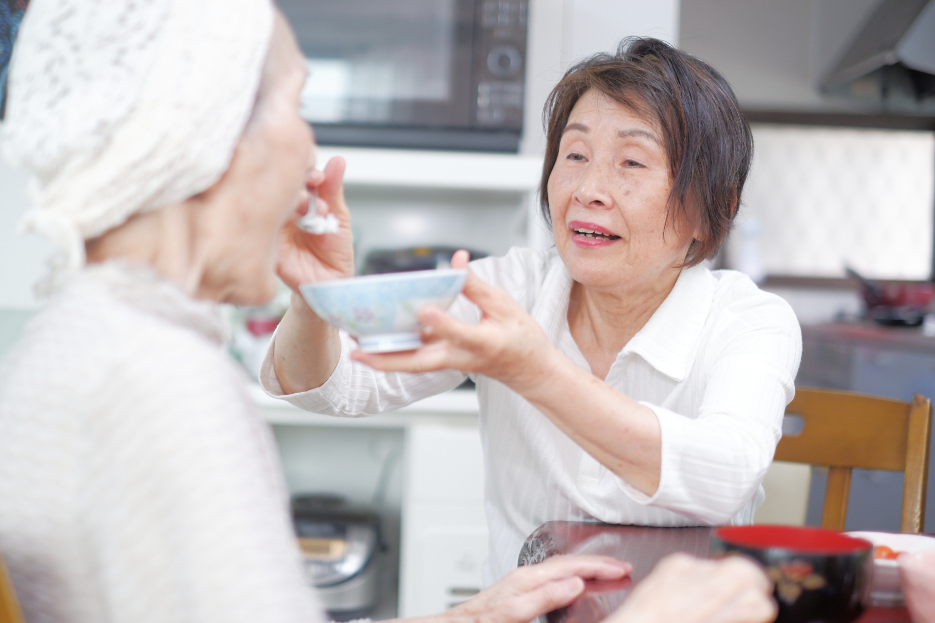 食べさせる介護士