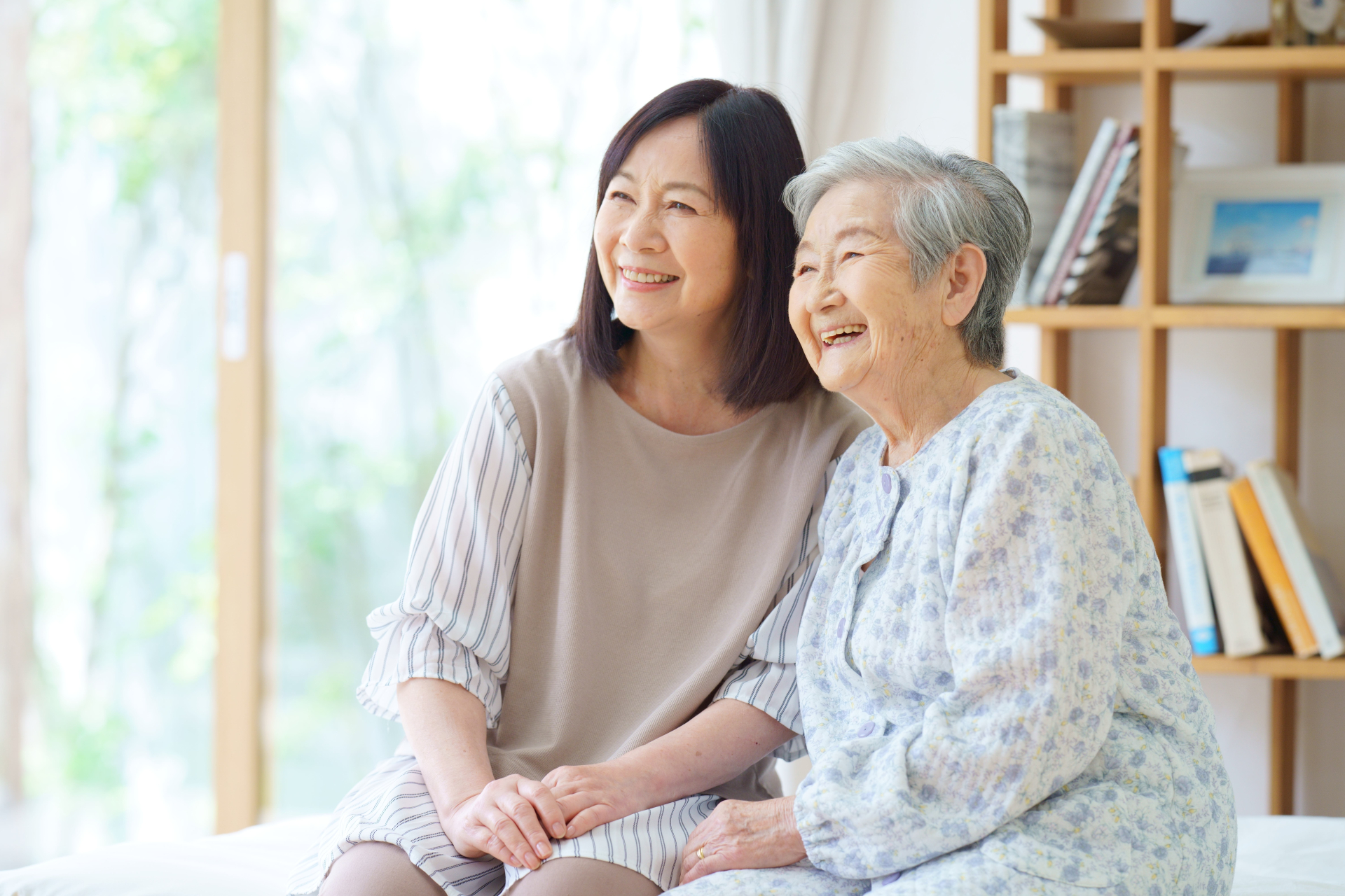 笑顔で寄り添う親子
