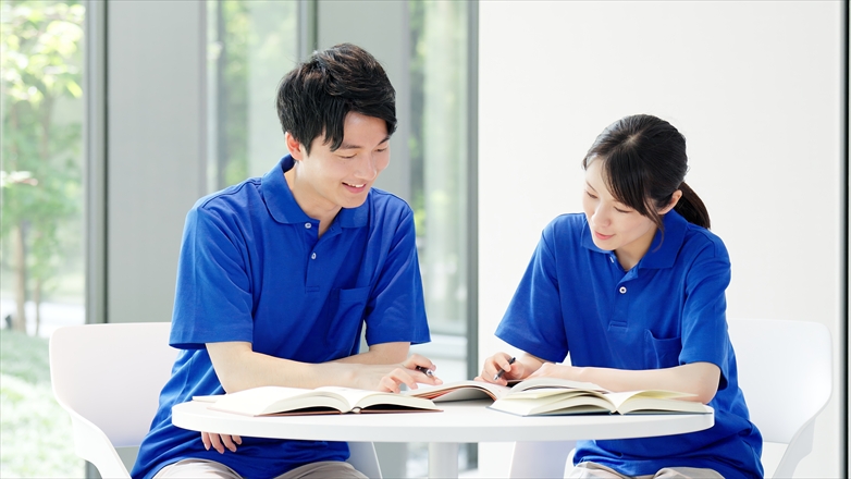 勉強する介護職員