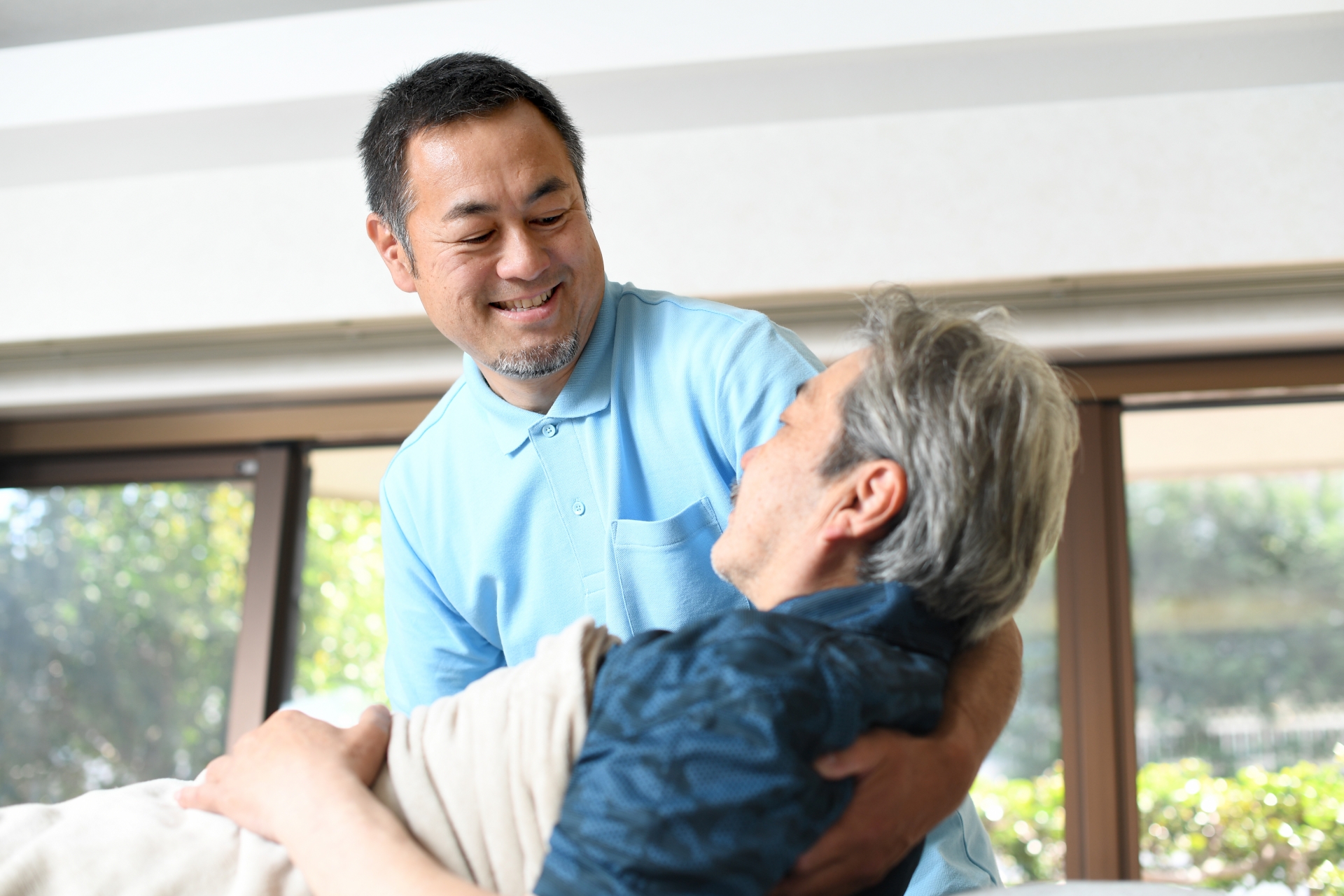 介護をする男性