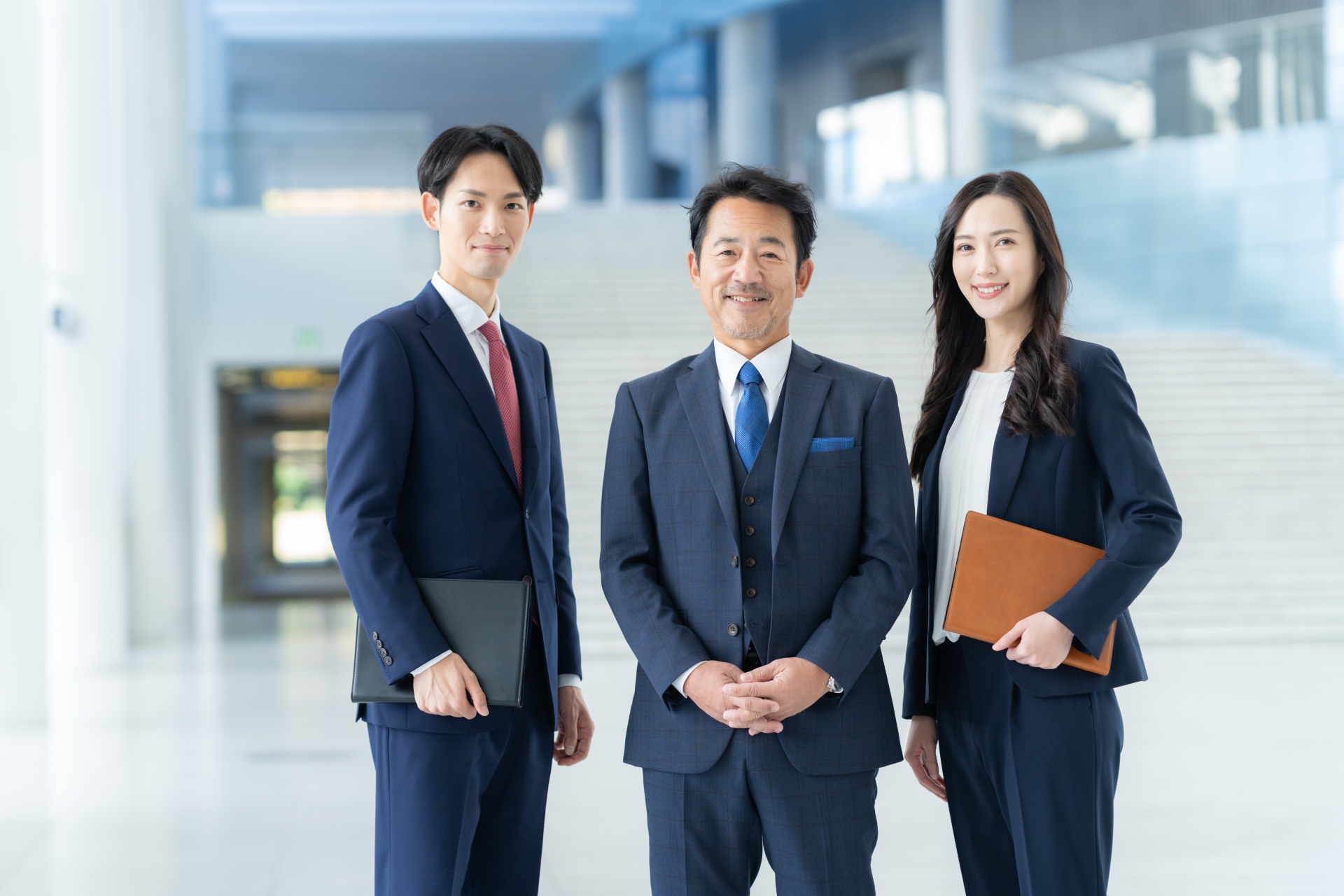 オフィスで働く男女のビジネスマン