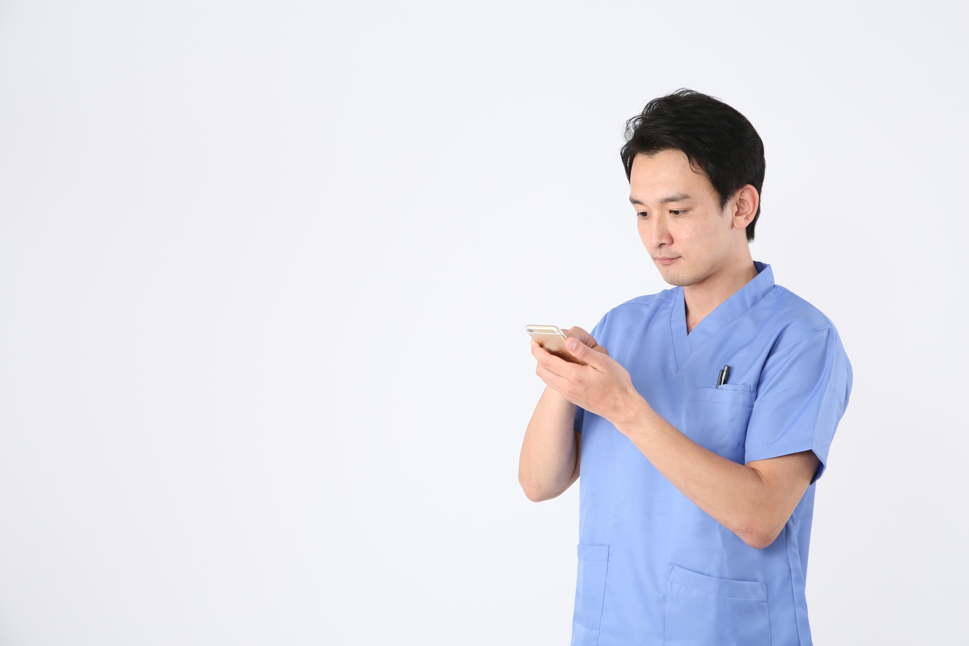 携帯を見る介護士