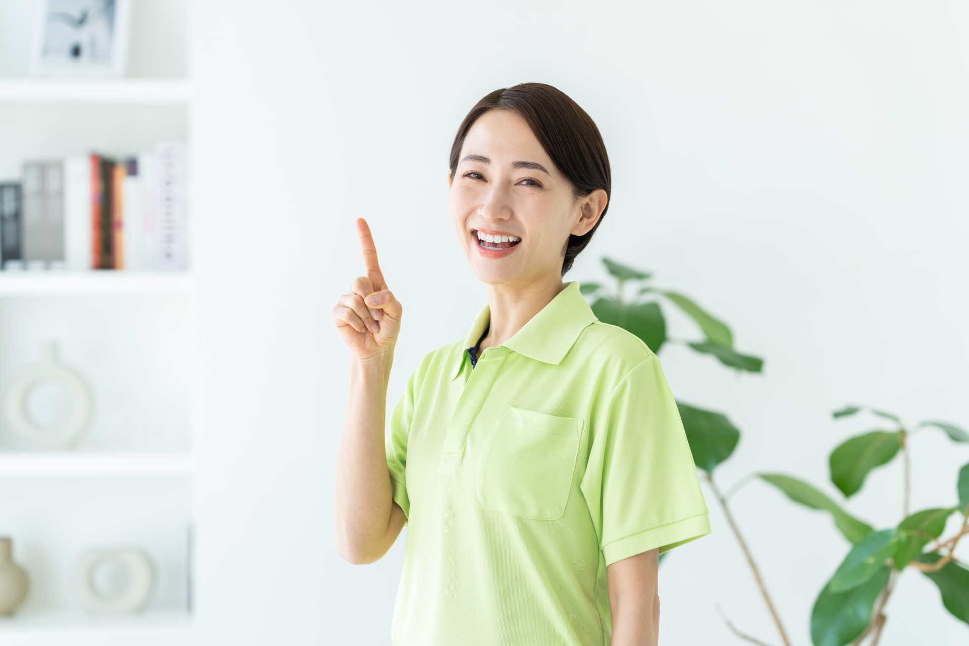 笑顔で指さす女性