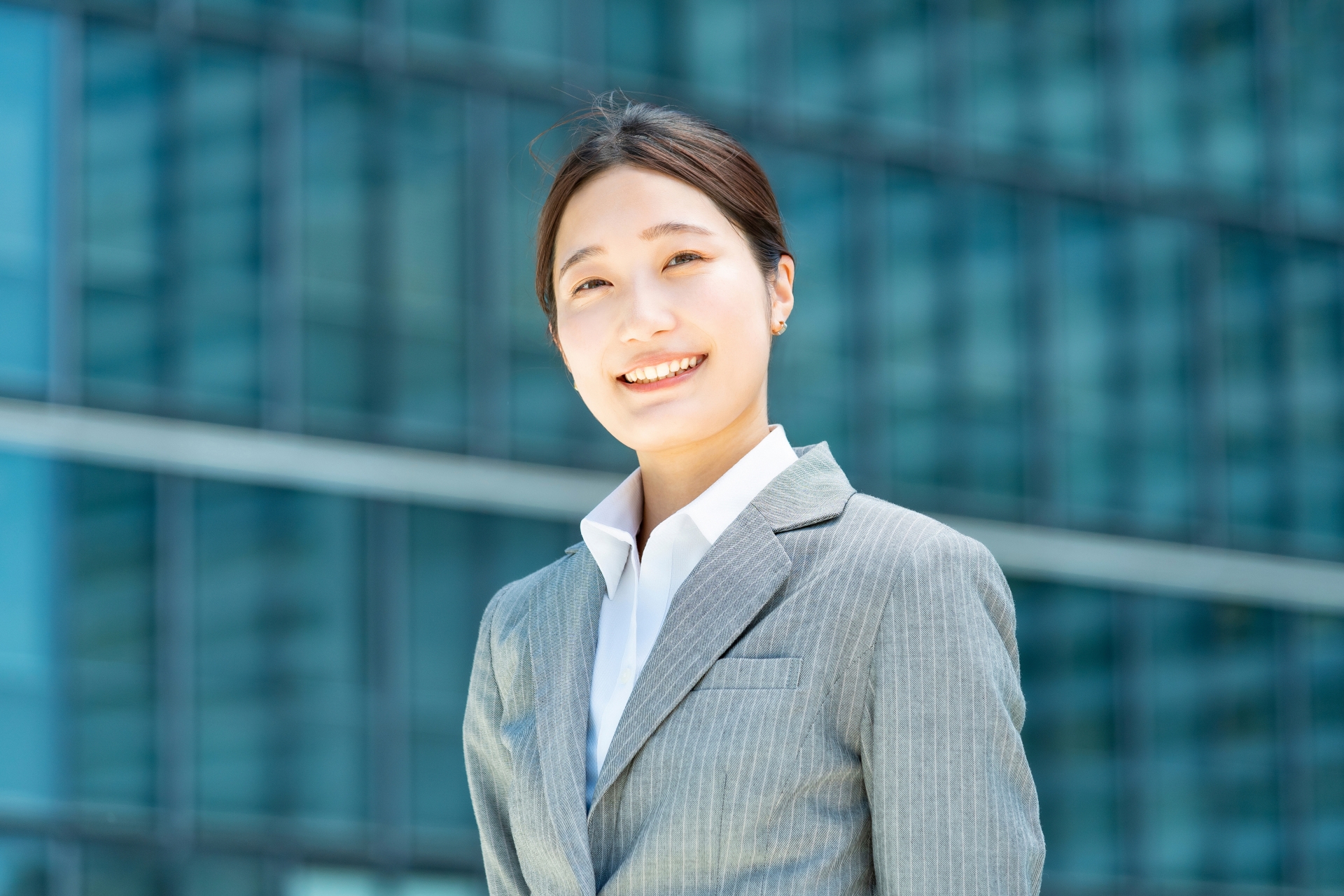 スーツ姿のビジネスウーマン