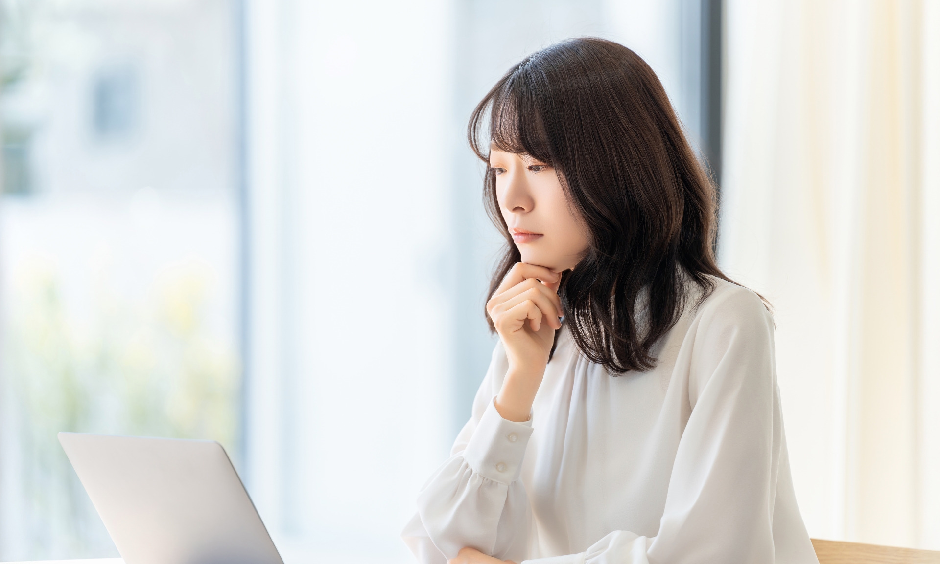 検索する女性