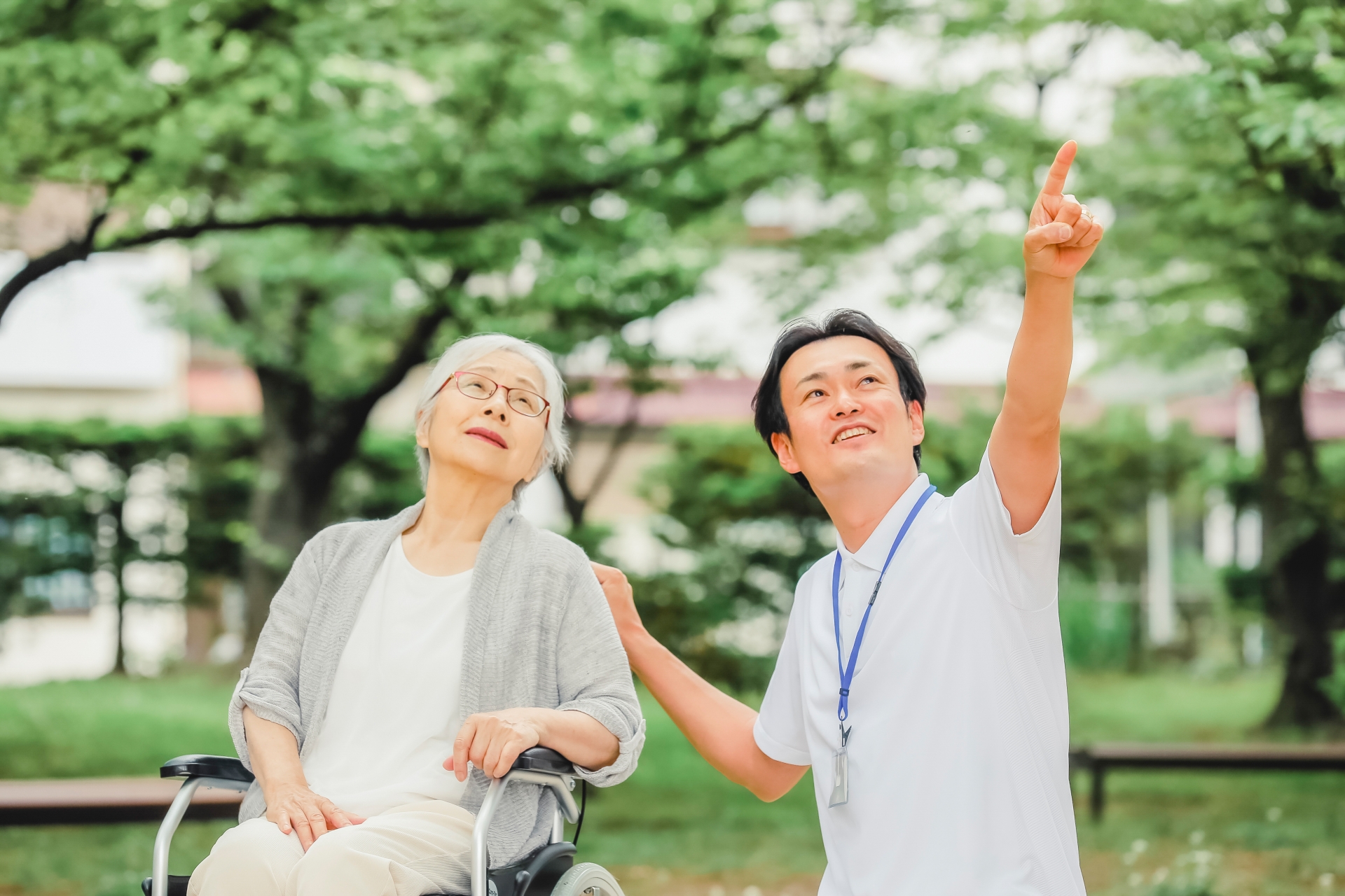 利用者に声をかける男性介護士
