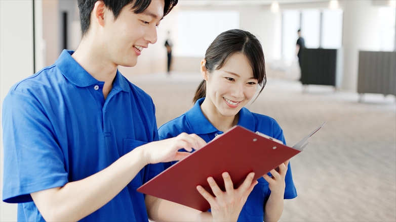 スケジュール確認を行う男女