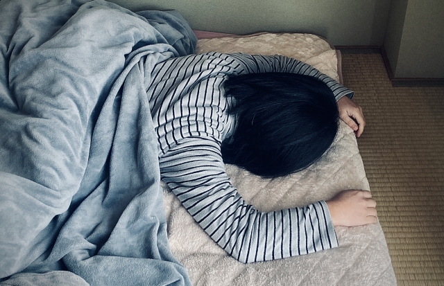 うつぶせに眠る女性