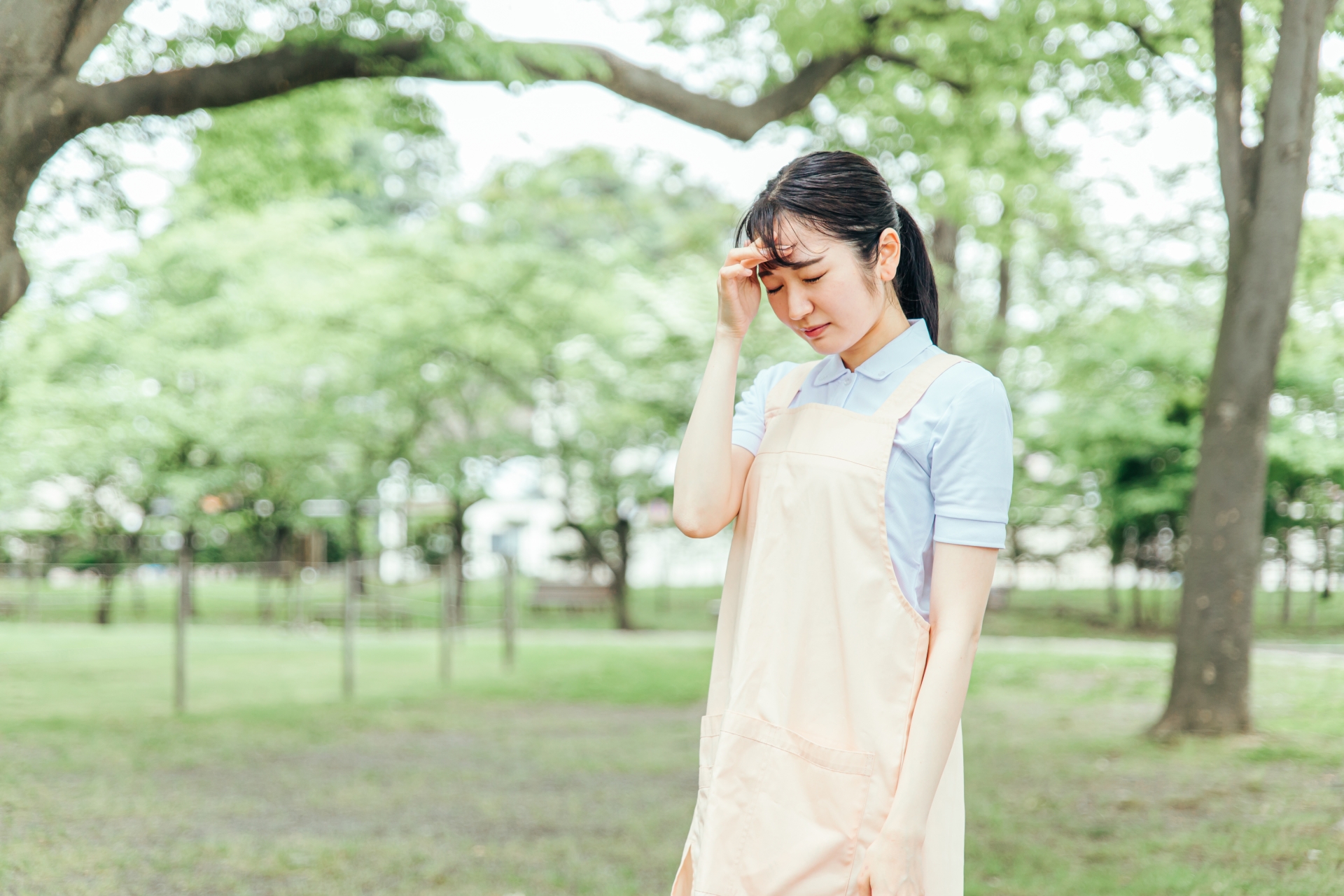 頭を抱えて悩む女性