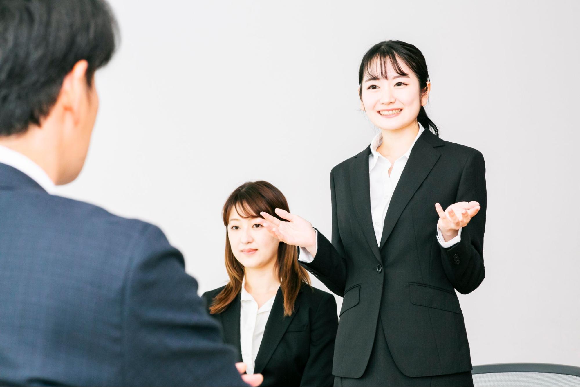 面接を受ける女性