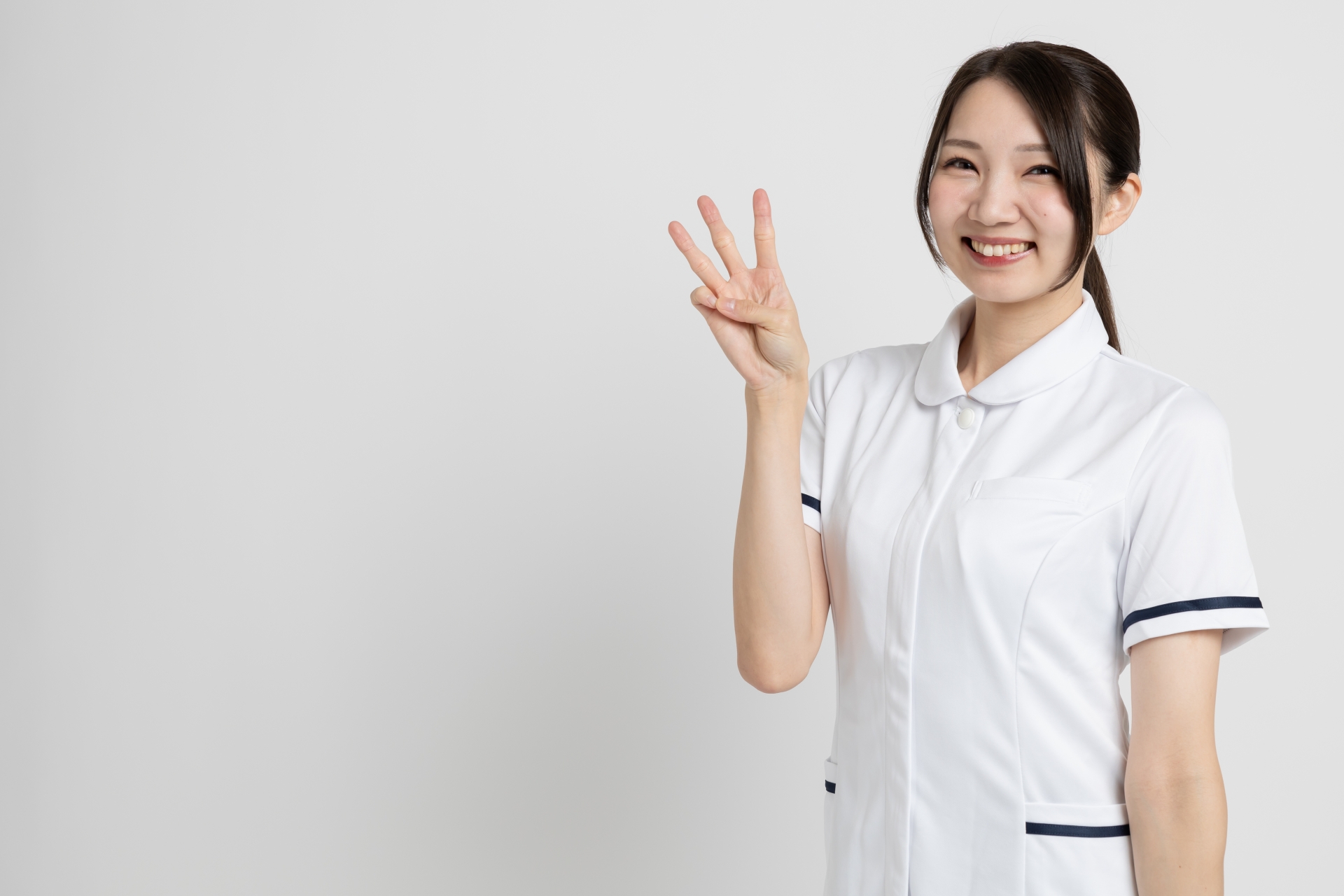 3本の指を見せる女性