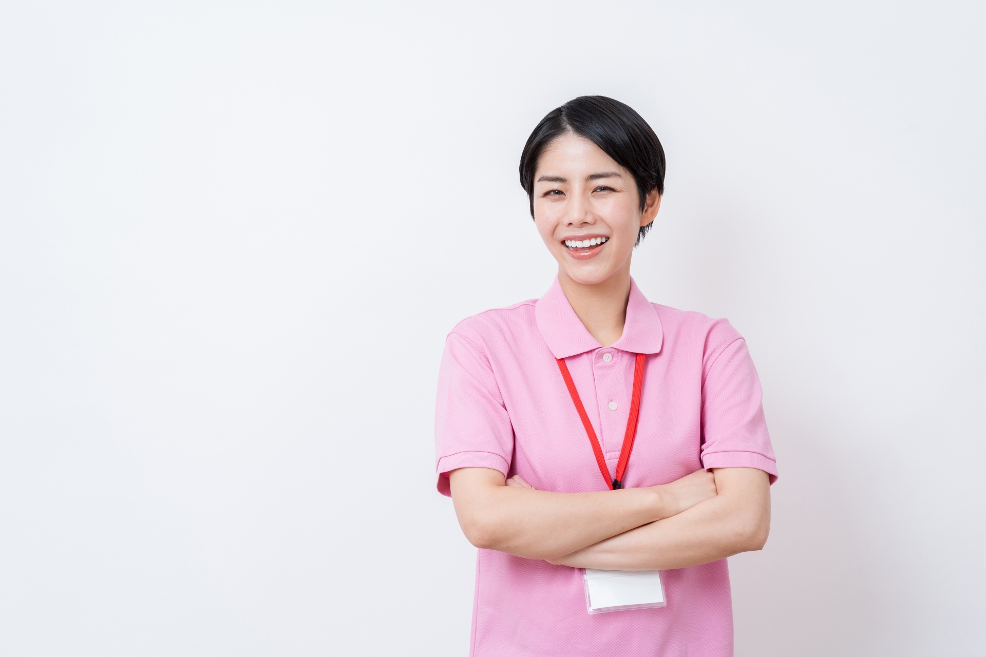 腕を組む介護士