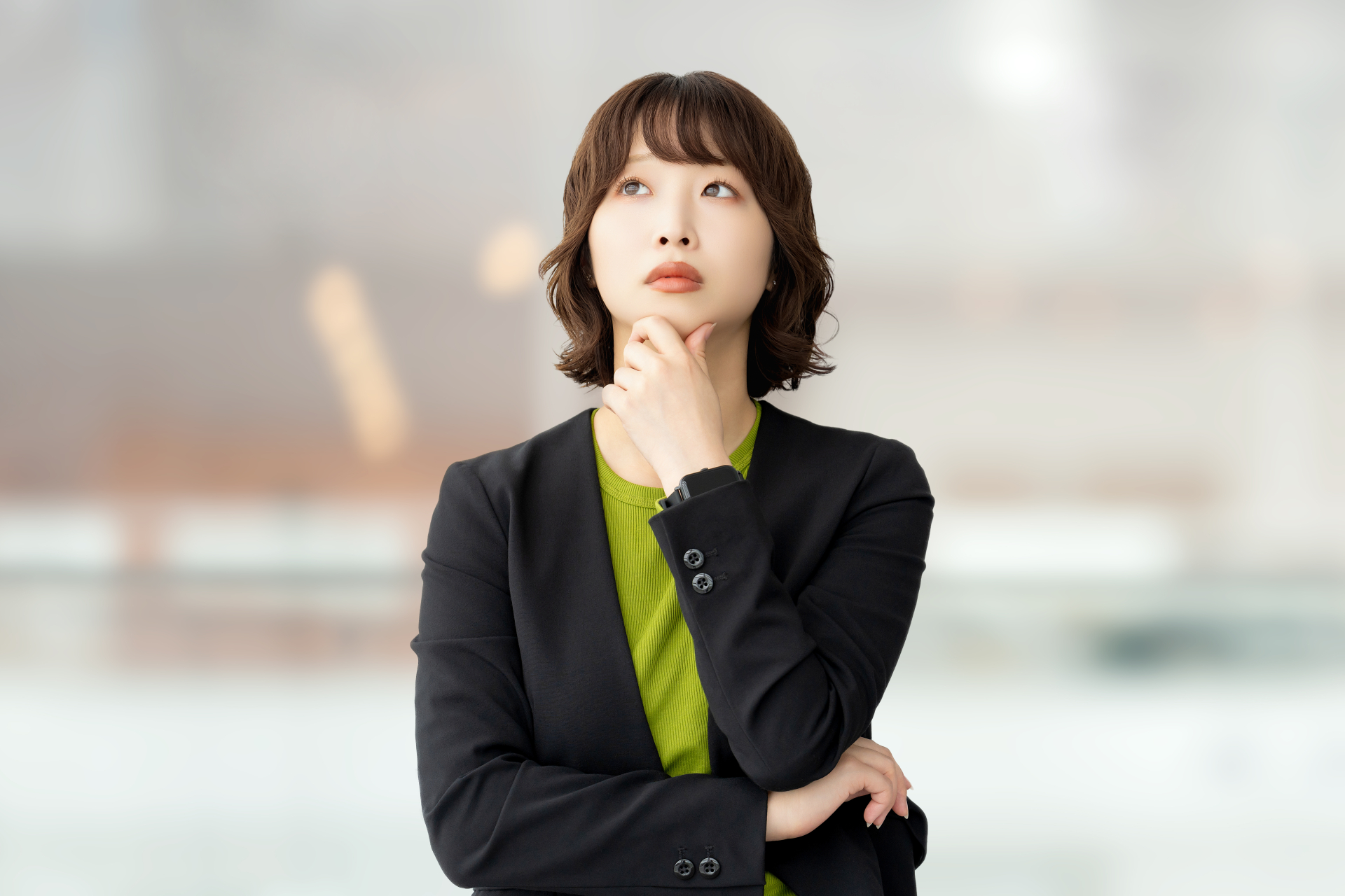 考え込む女性