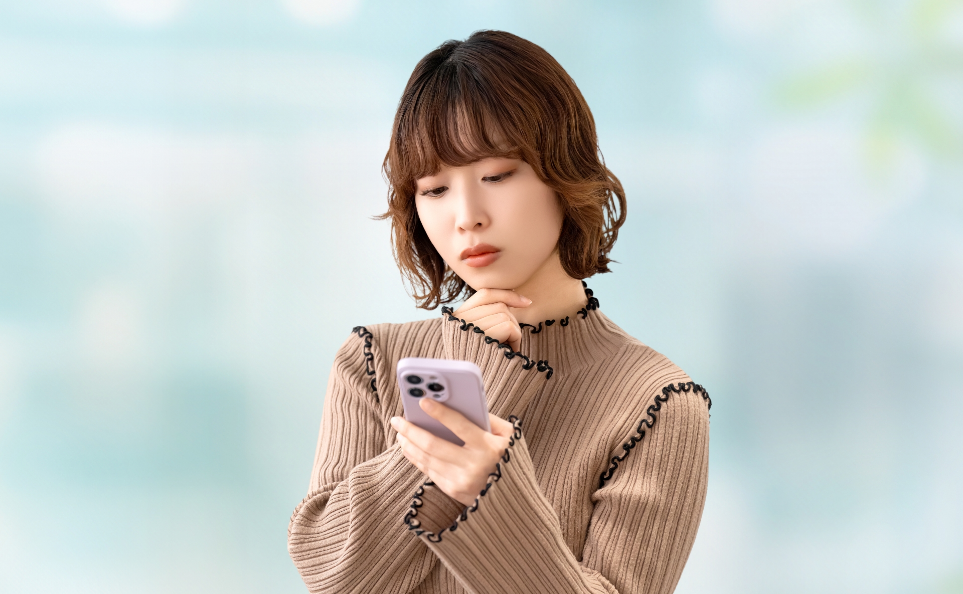 悩む女性