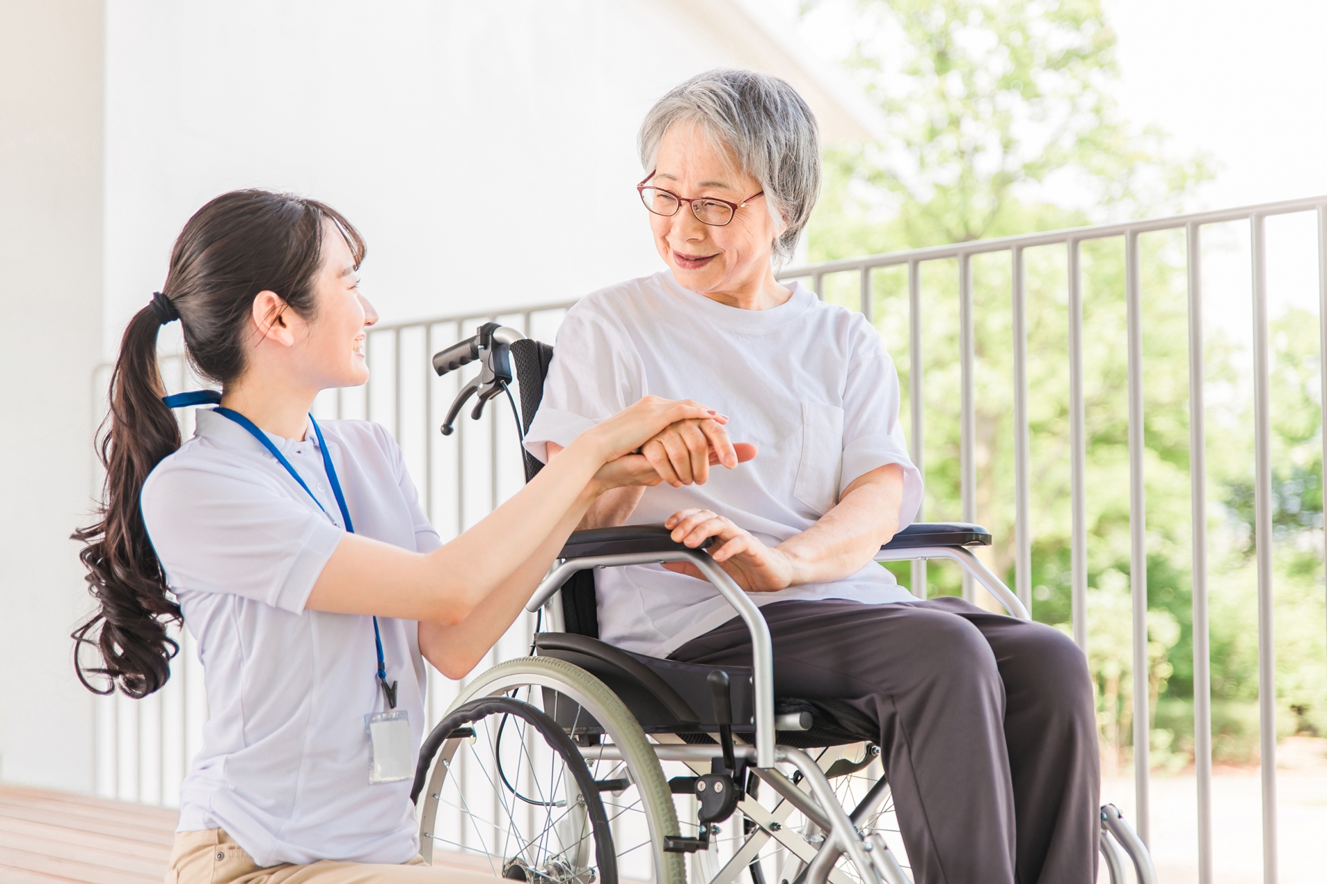 散歩する介護士