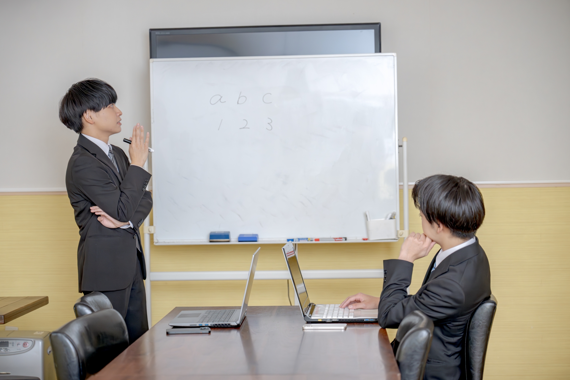 ミーティング中の男性社員