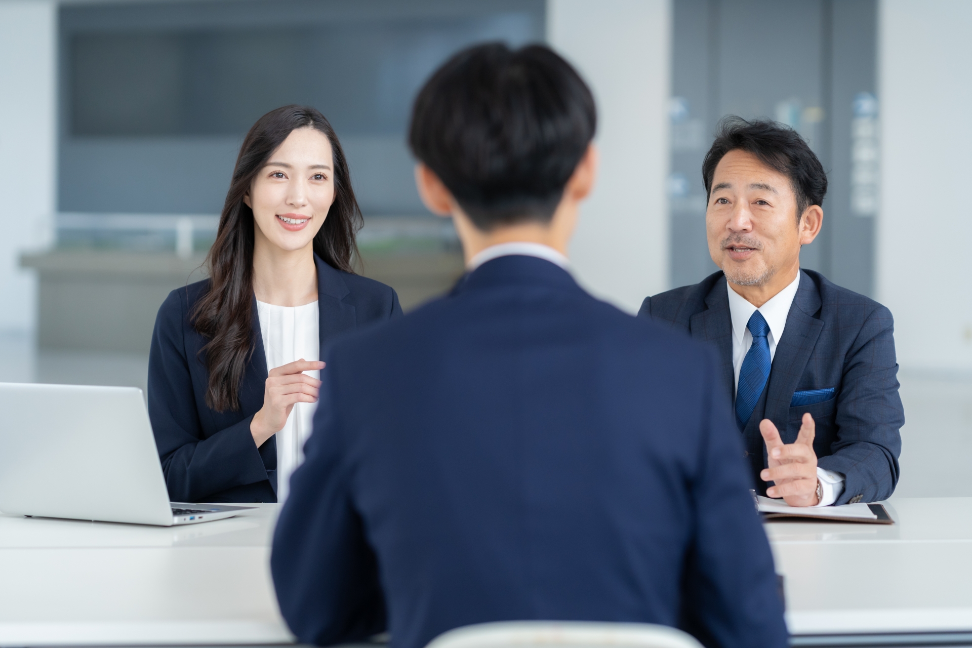 オフィスで会議をする男女のビジネスマン