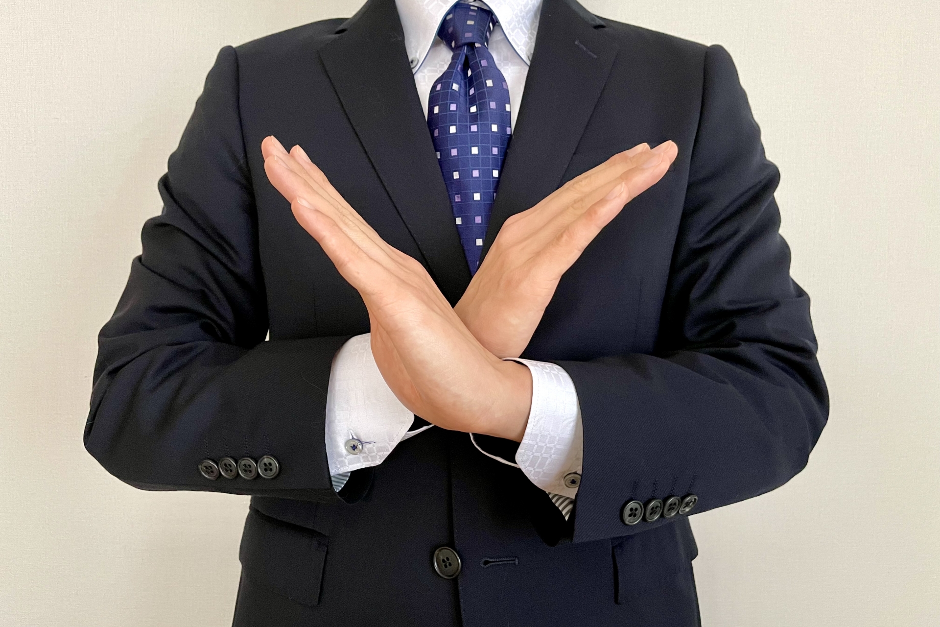 NOを表す男性