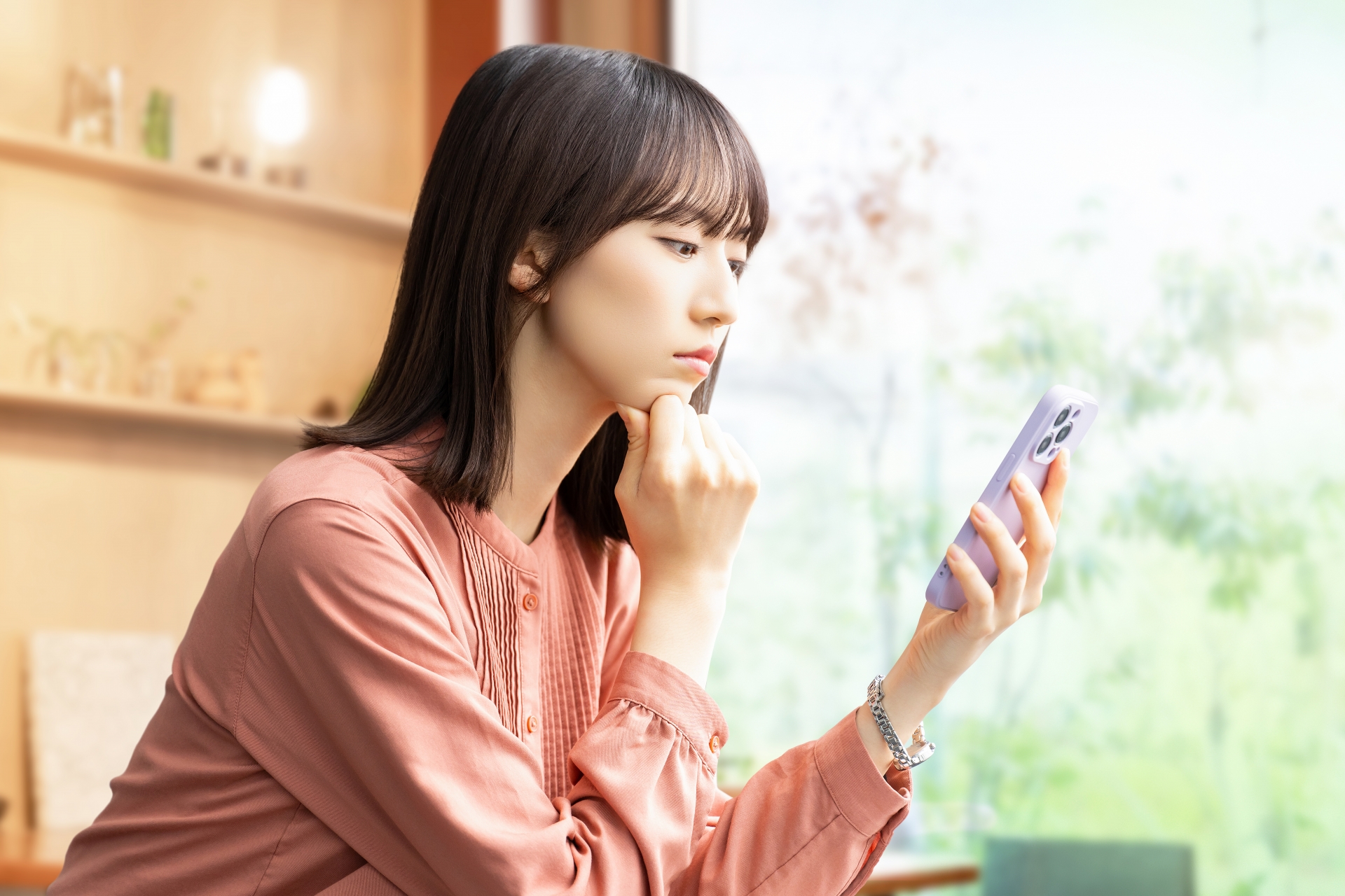 スマホを見る若い女性