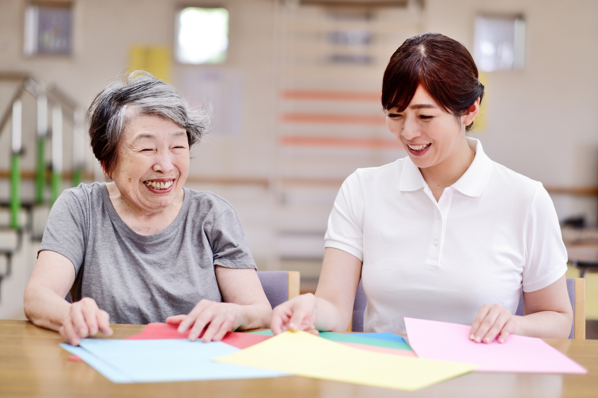 折り紙をする女性