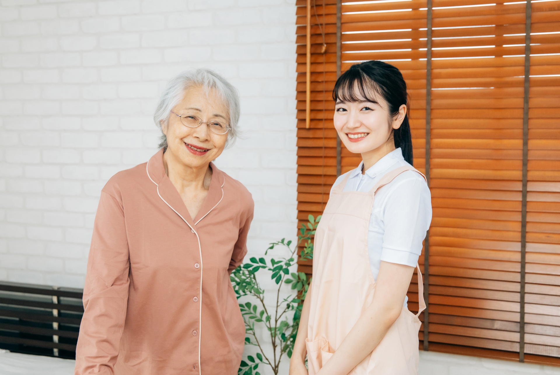 笑顔の高齢者女性と女性スタッフ