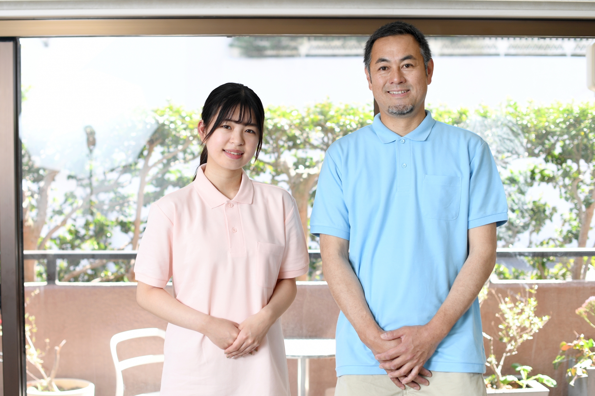 笑顔の男女スタッフ（カメラ目線）