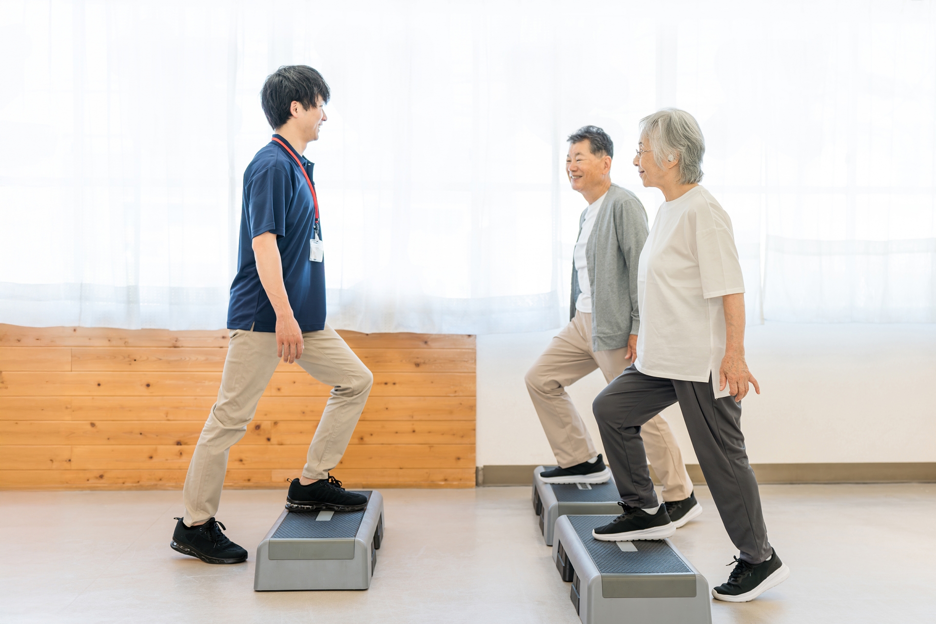 デイサービスでトレーニングする高齢者