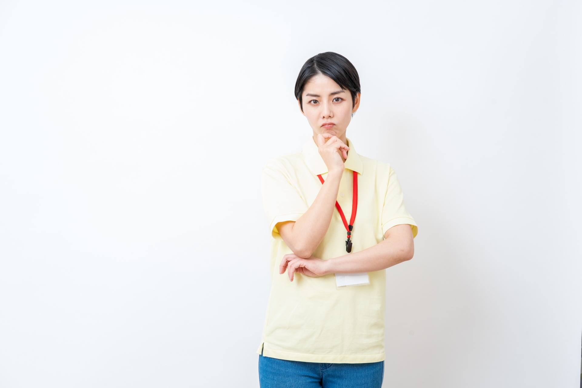 悩んでいる介護士の女性