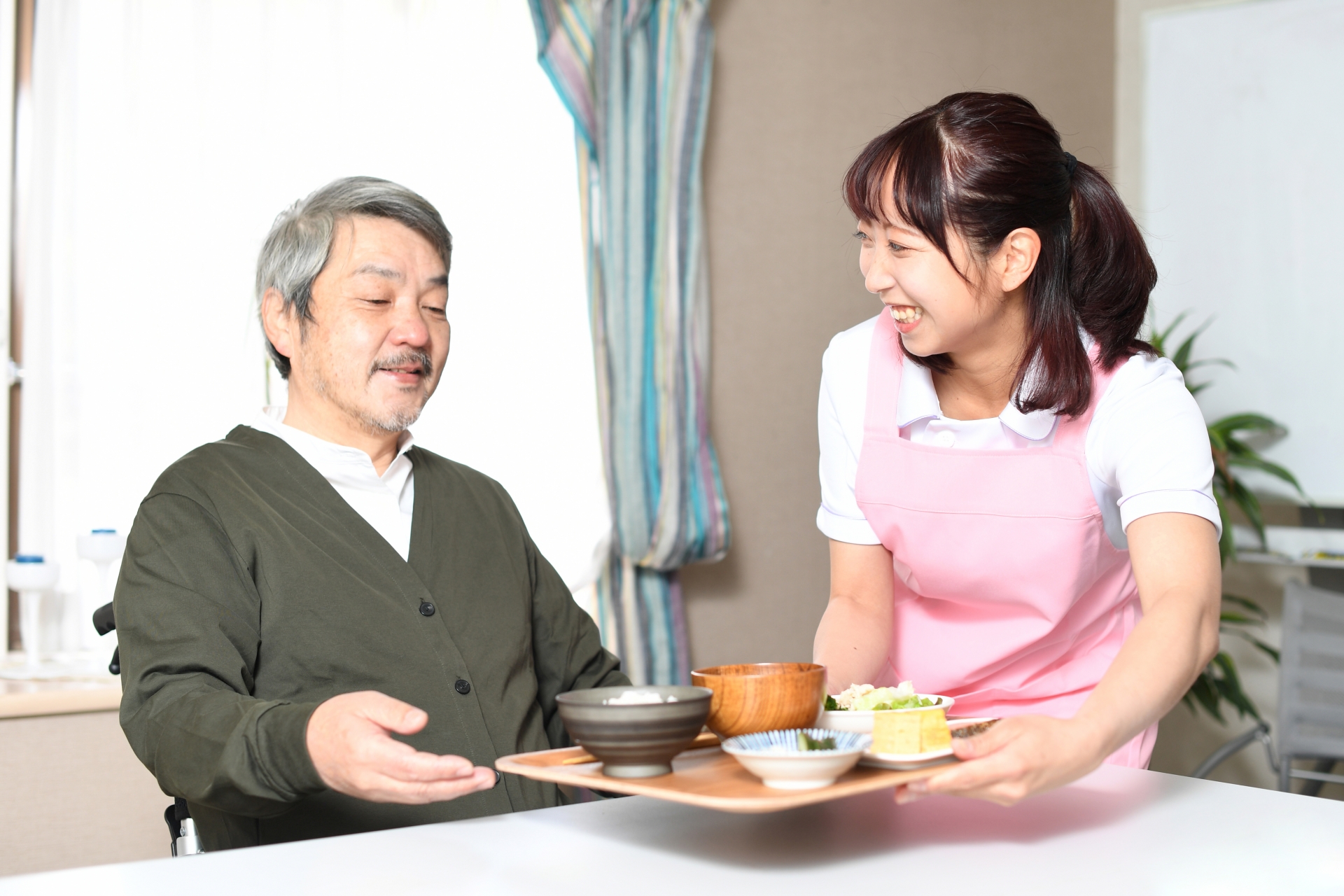 食事を出す女性