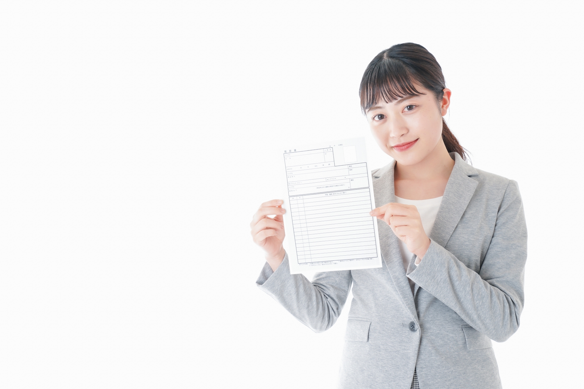 履歴書を持つ若いビジネスウーマン