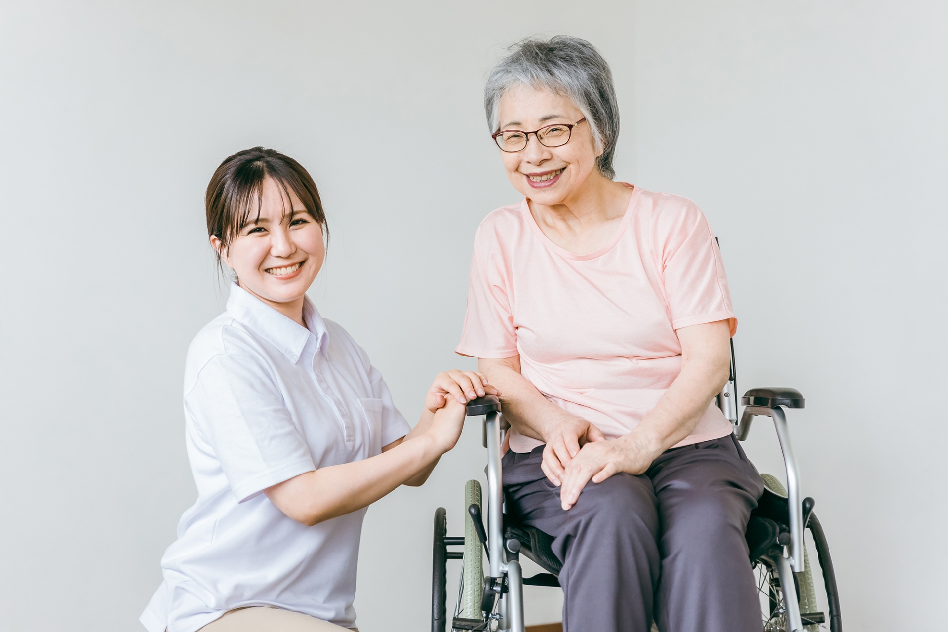 笑顔の高齢女性と介護福祉士