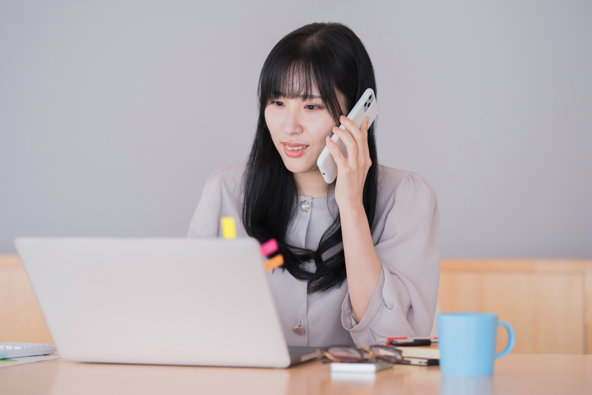 電話をする女性