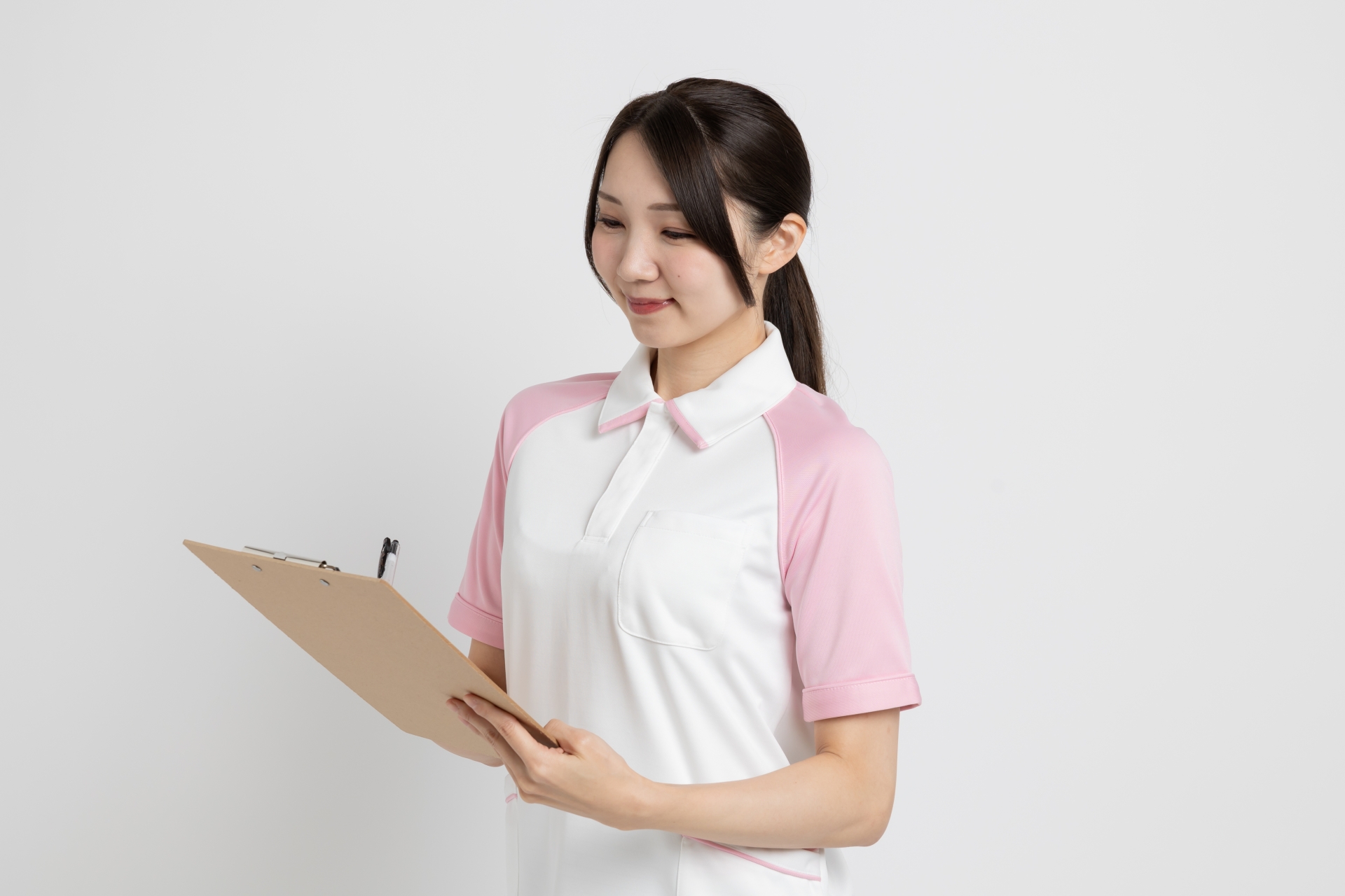 バインダーの資料を見る女性