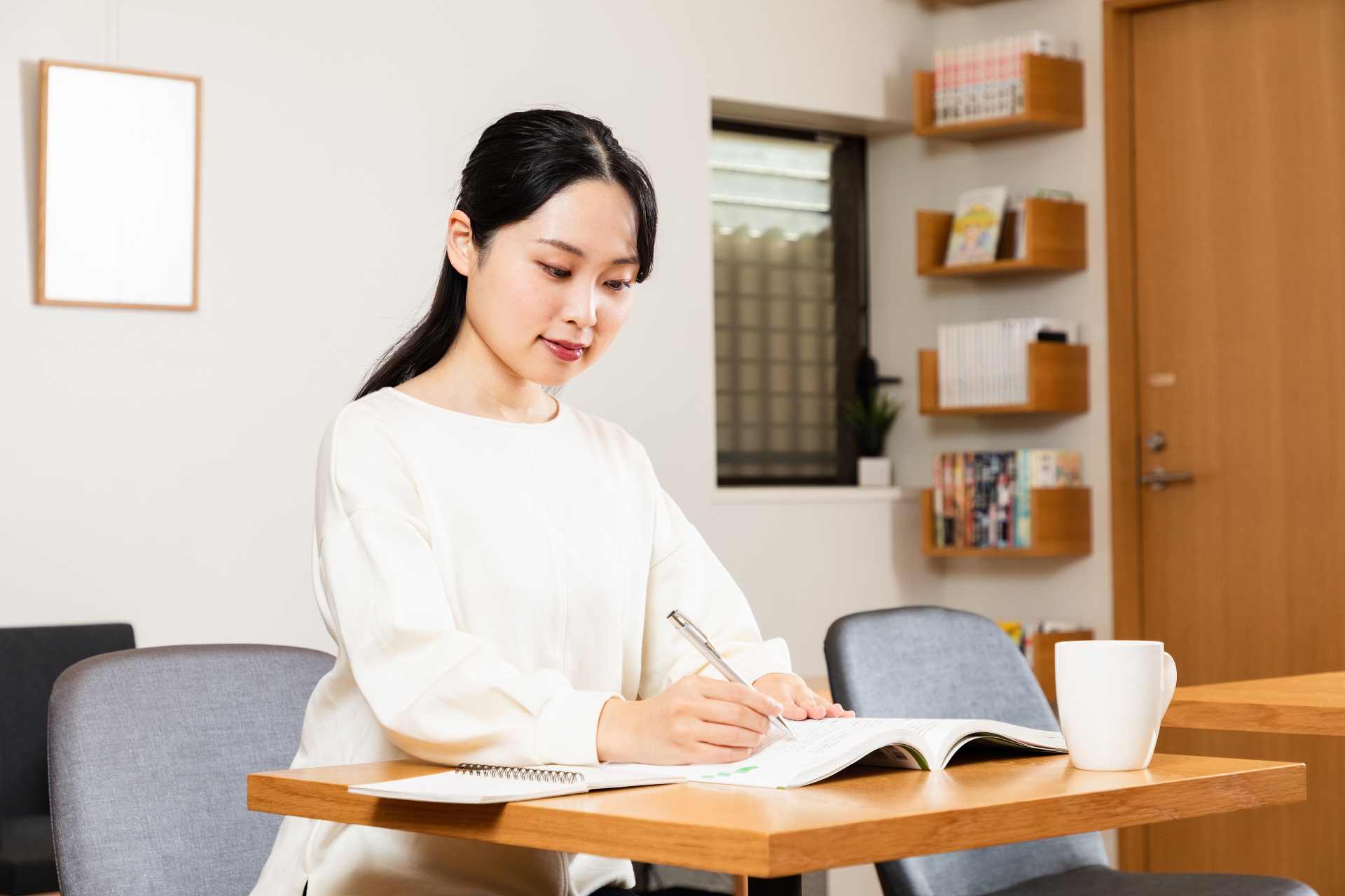 試験勉強をする女性