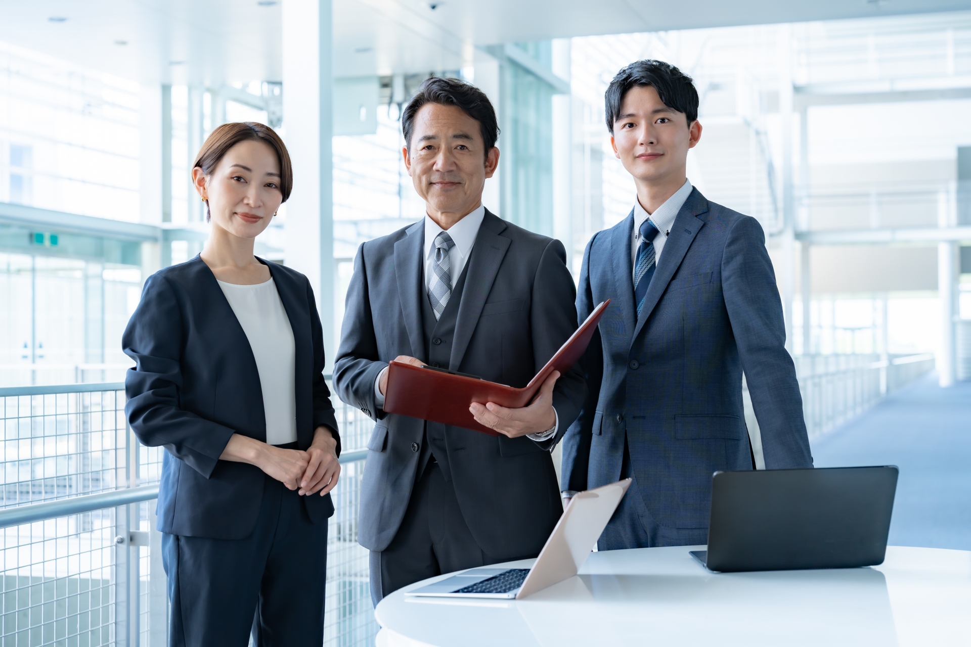 スーツを着た男女