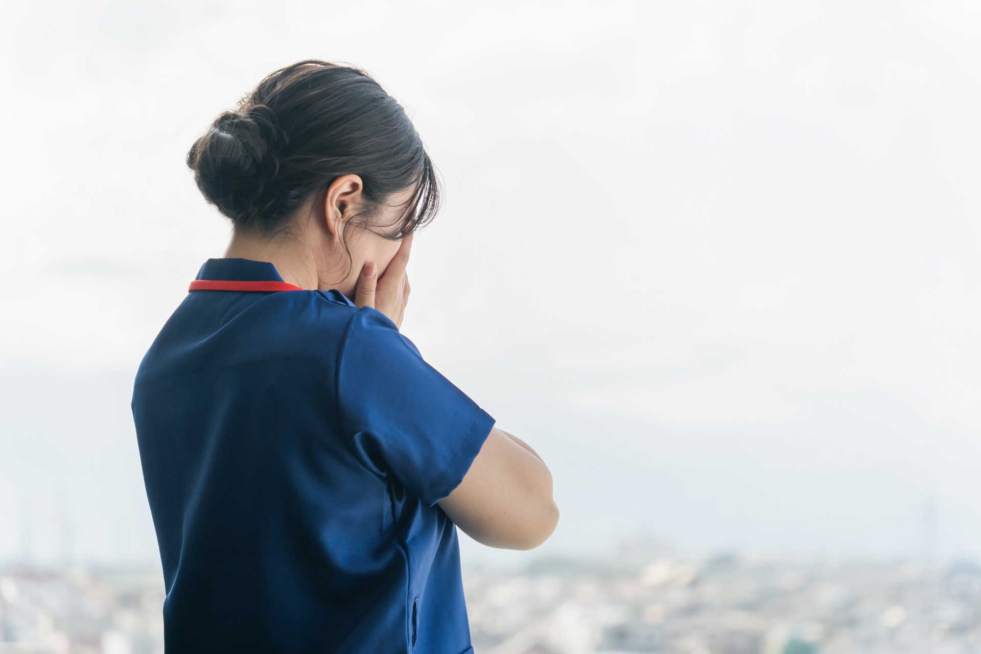 病院で泣く女性