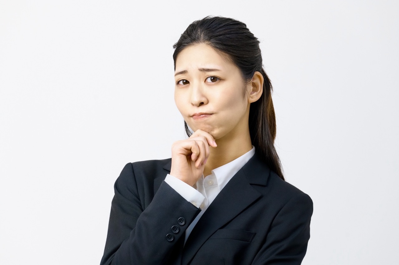 考える女性