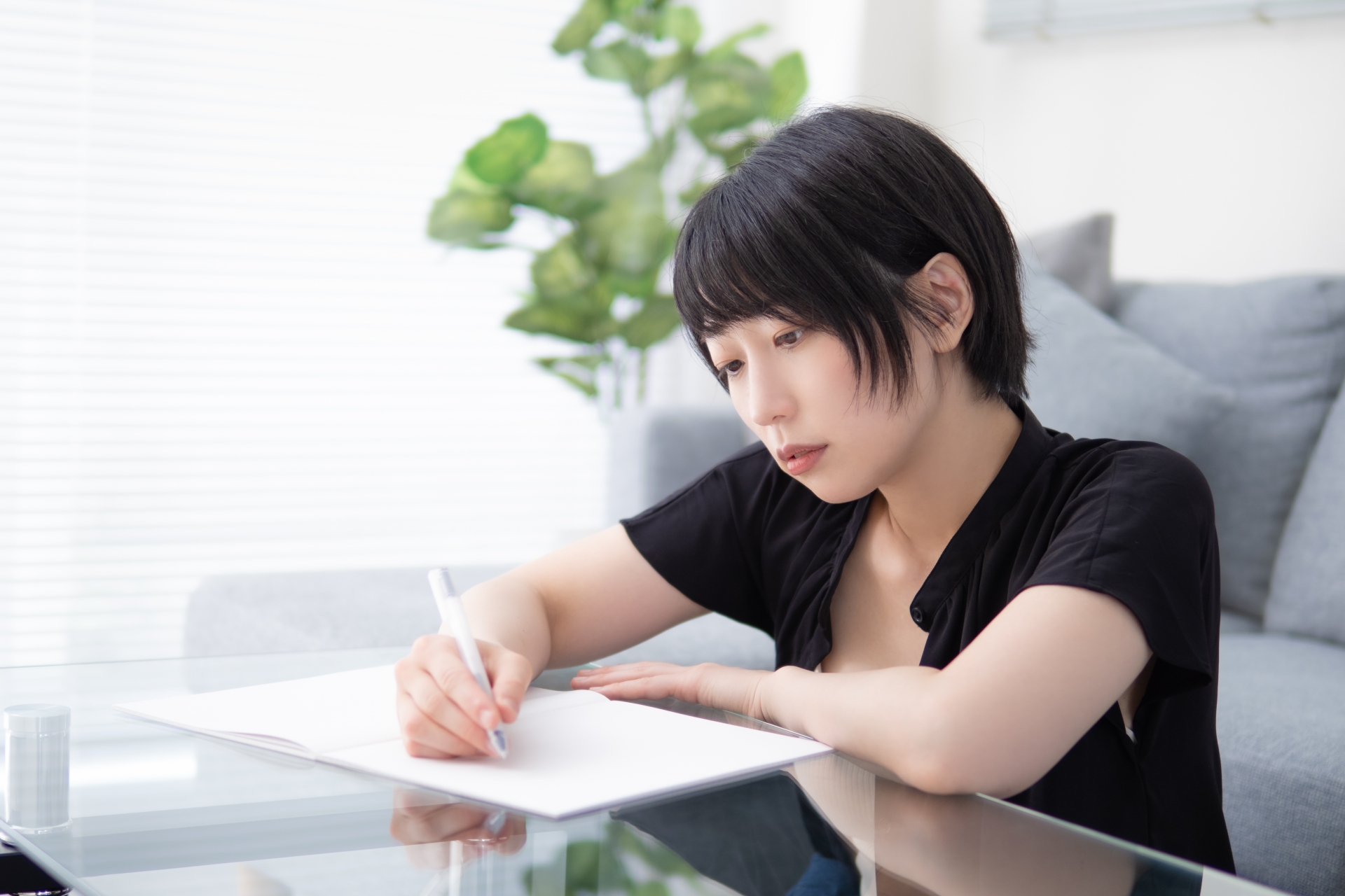 真剣に書き物をする女性