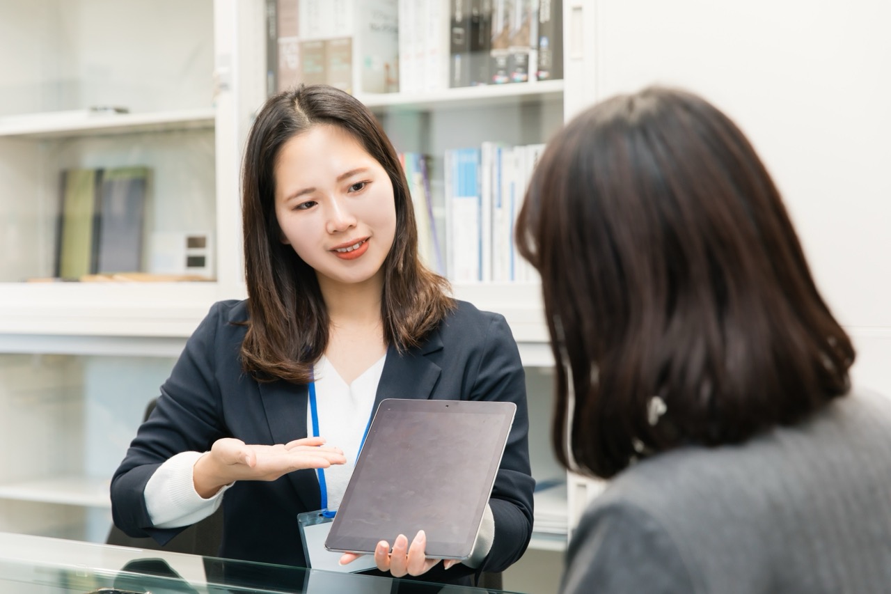 説明をする女性
