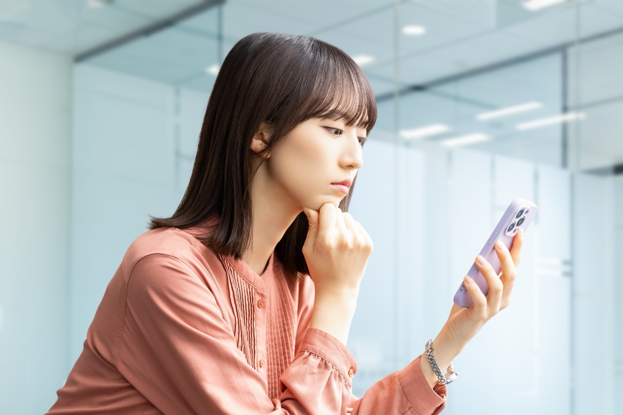 スマホを見て考え事をする