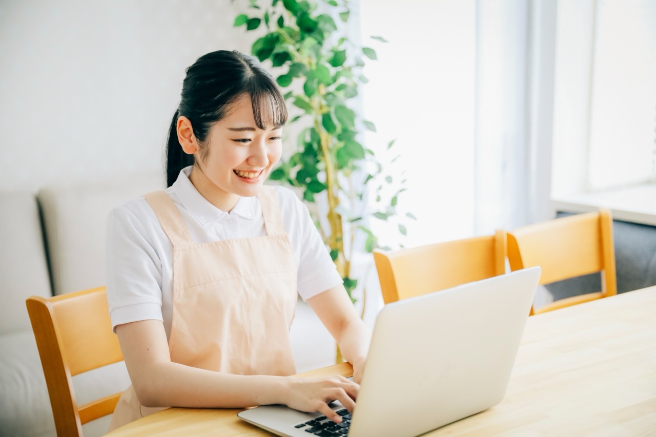 タイピングをする女性