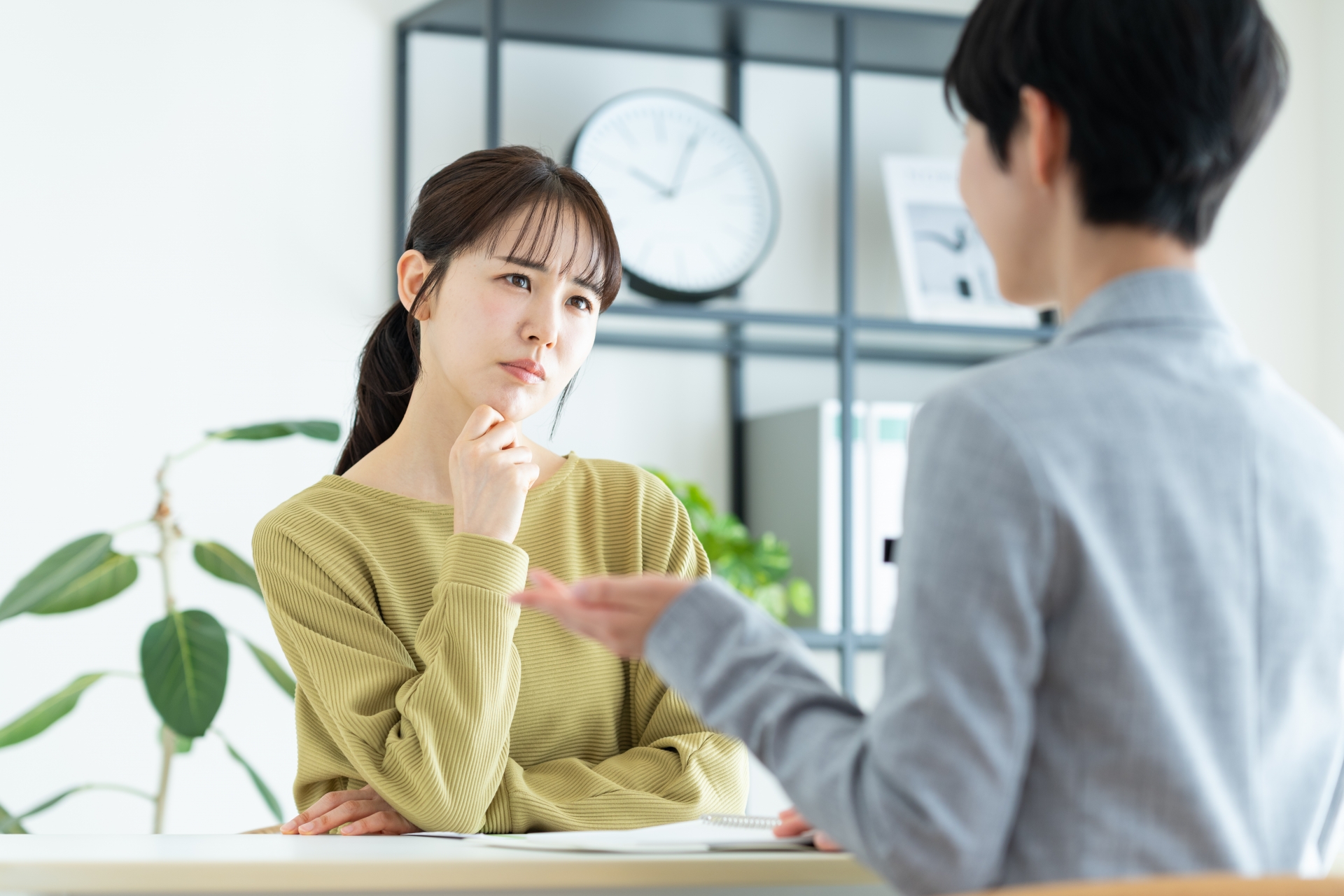 悩みを相談する若い女性