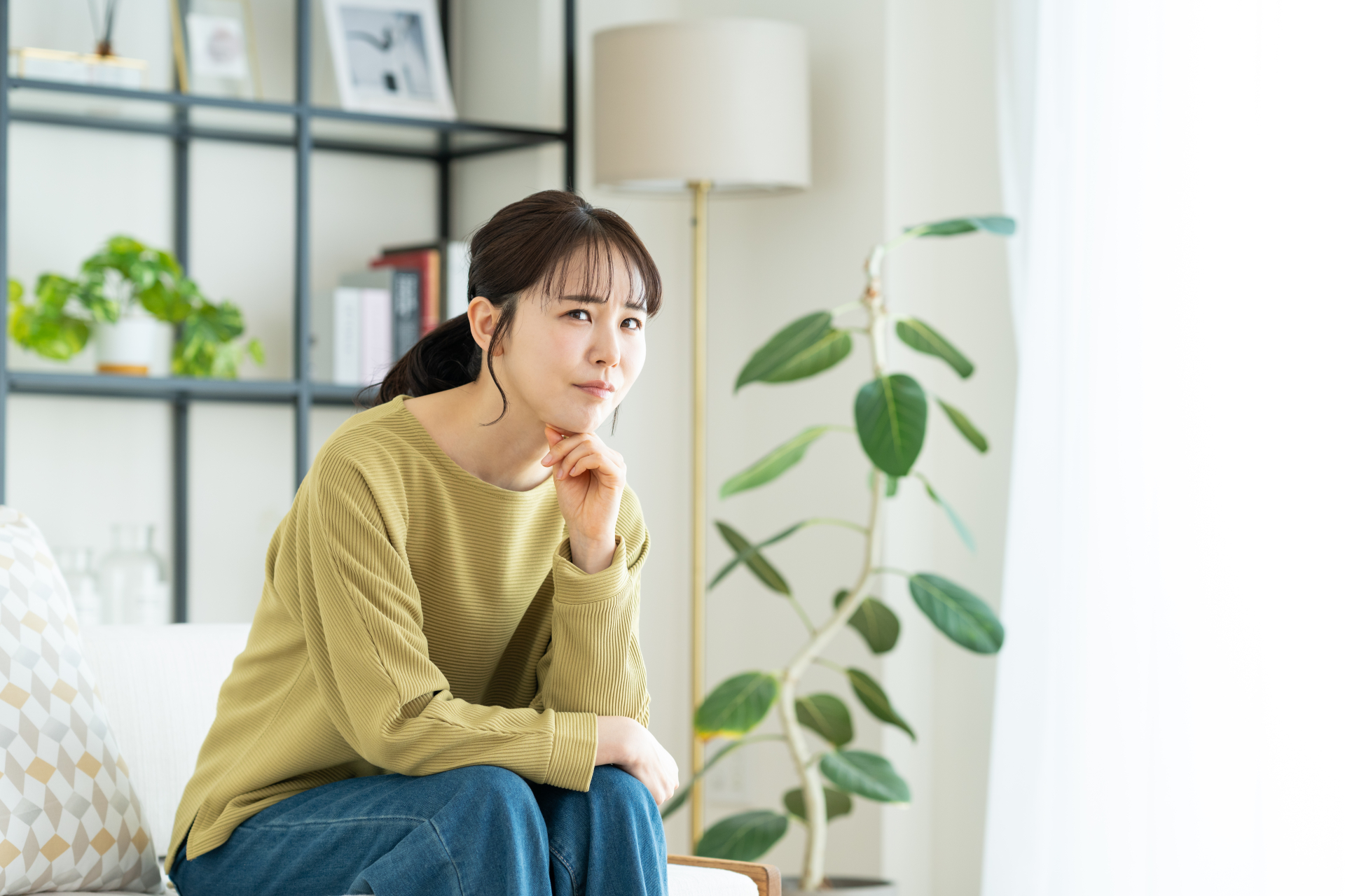 リビングで悩む女性