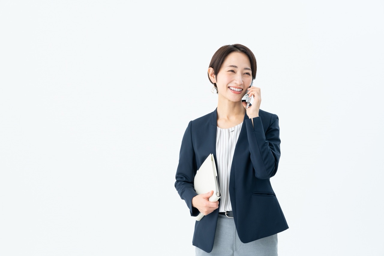 連絡をとるビジネスウーマン
