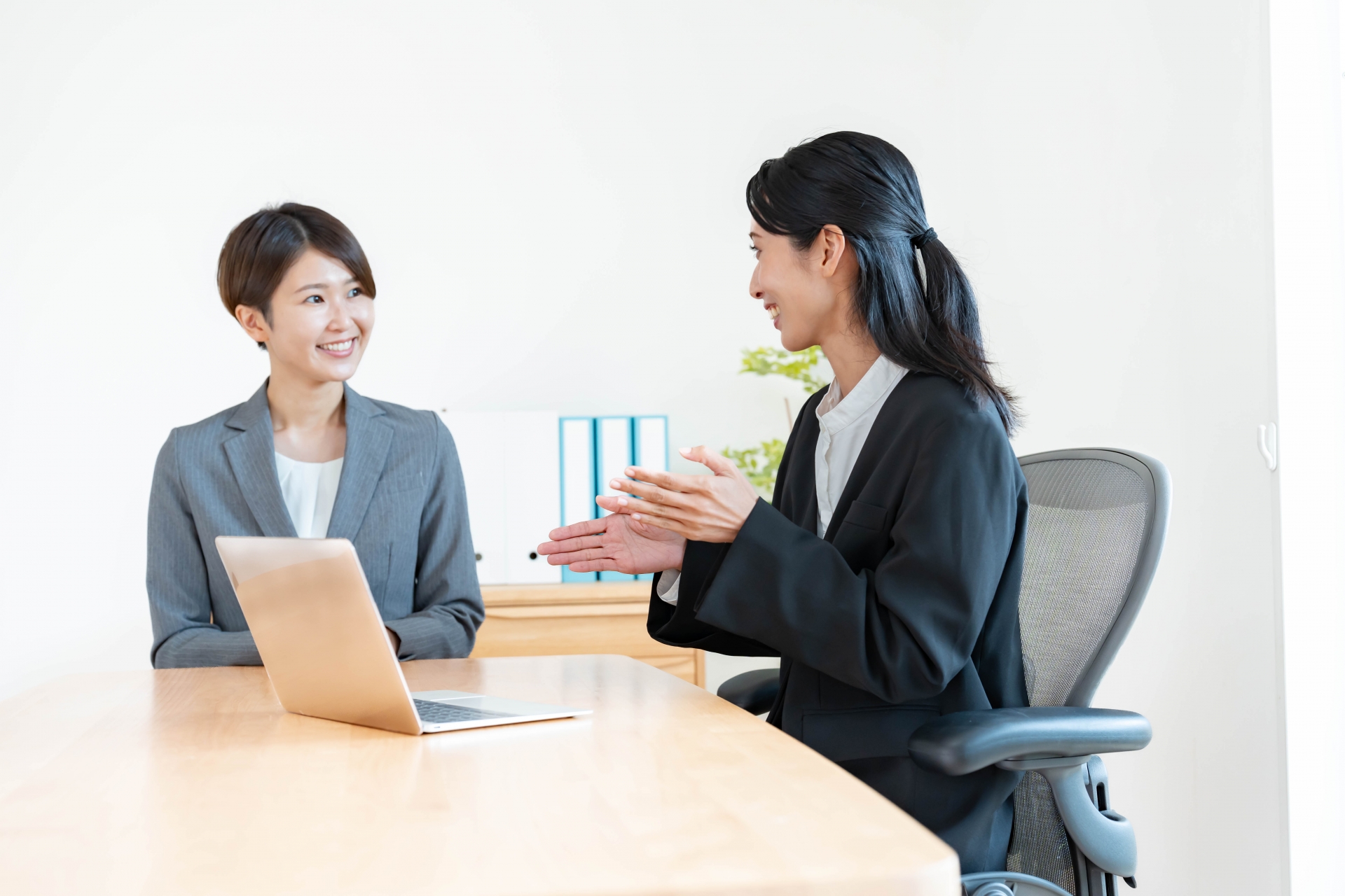 会議をする女性