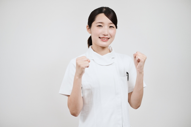 ガッツポーズする白衣の女性