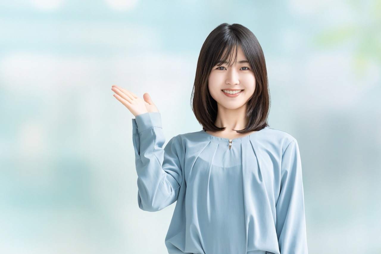 紹介する女性