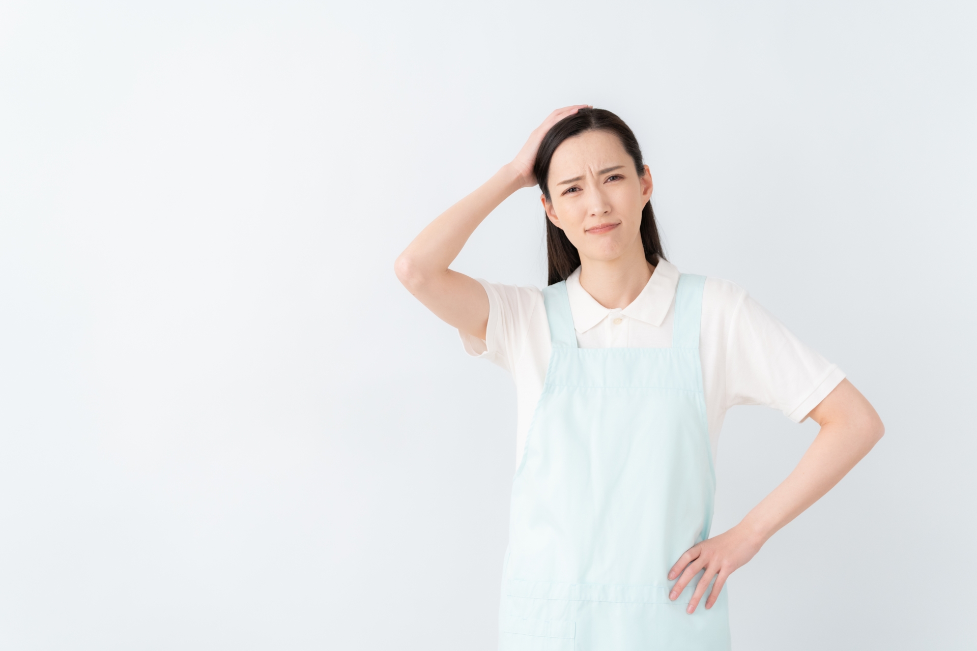 頭に手を置く女性